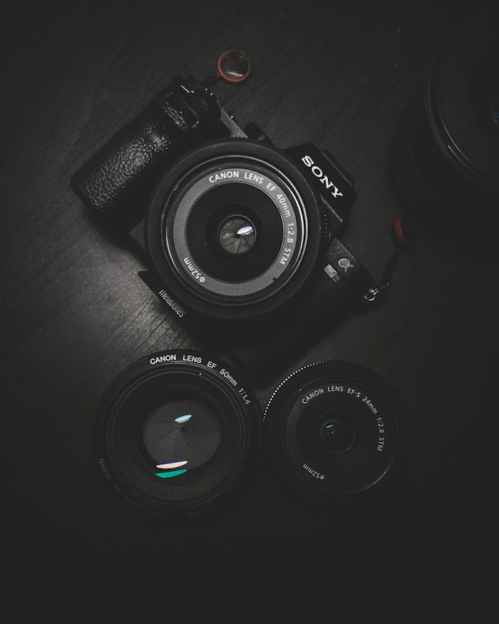 Appareil photo sur trépied dans un appartement